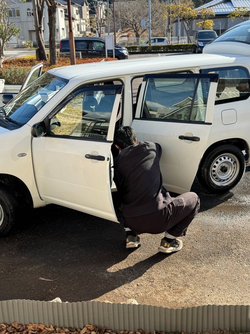 車のドアの外側を拭いている